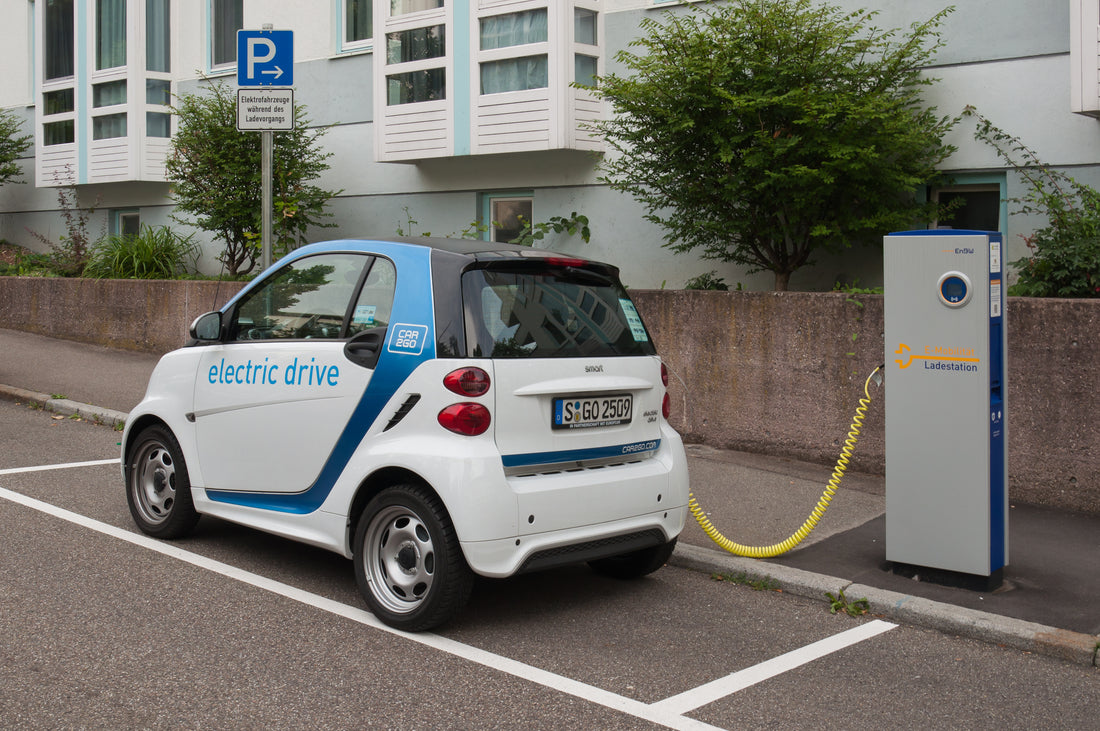 Fuel Efficiency vs Performance: Choosing Between Hybrid and Electric Cars